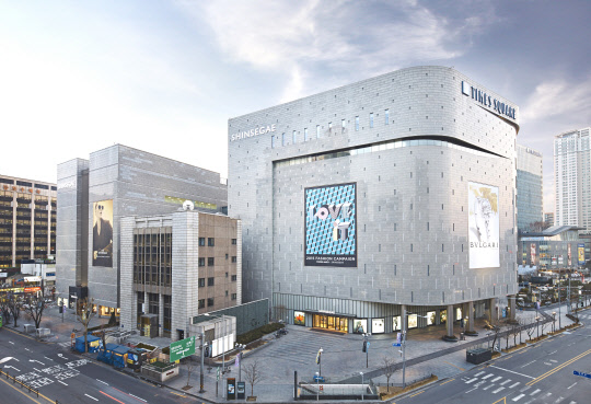 신세계백화점이 소비심리 진작을 위해 영등포점과 의정부점에서 개점 행사를 진행한다. 사진은 신세계백화점 영등포점 전경.   <신세계백화점 제공>